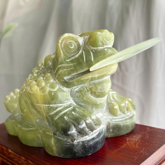 🌸 3 Legged Green Jade Frog w/ Jade Coin on display Wood - Picture 1 of 15